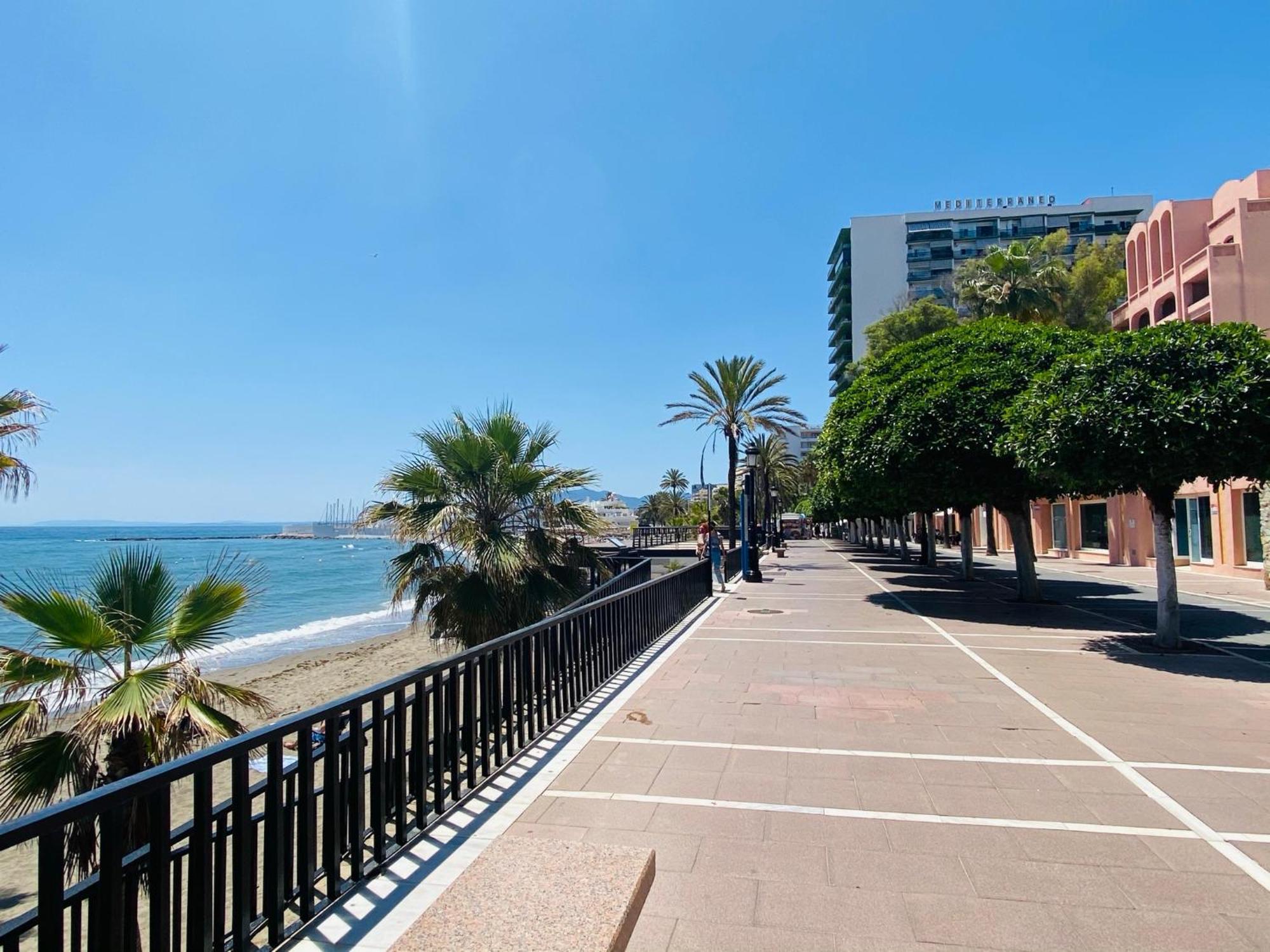 Apartment On The First Line Of The Sea With A View And Free Parking Marbella Exterior foto