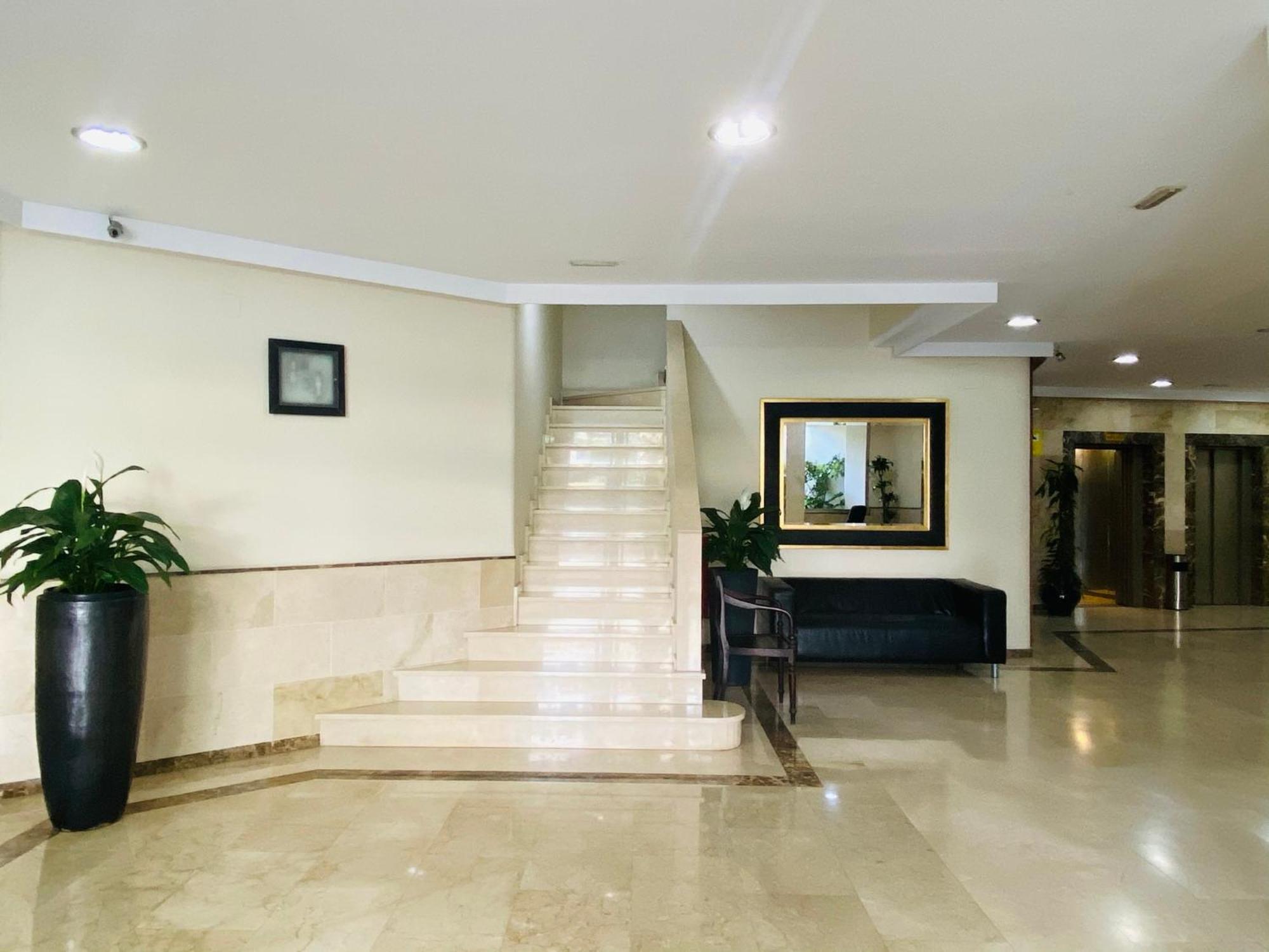 Apartment On The First Line Of The Sea With A View And Free Parking Marbella Exterior foto