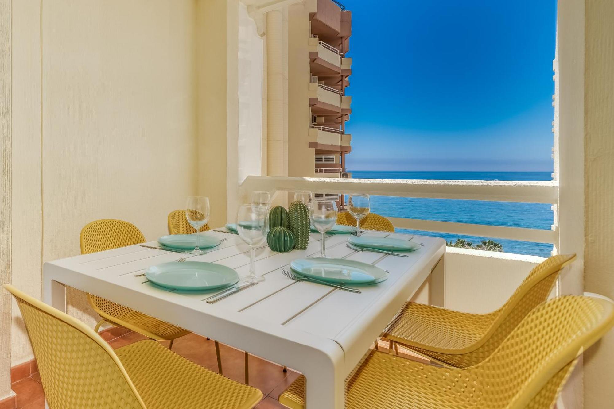 Apartment On The First Line Of The Sea With A View And Free Parking Marbella Exterior foto